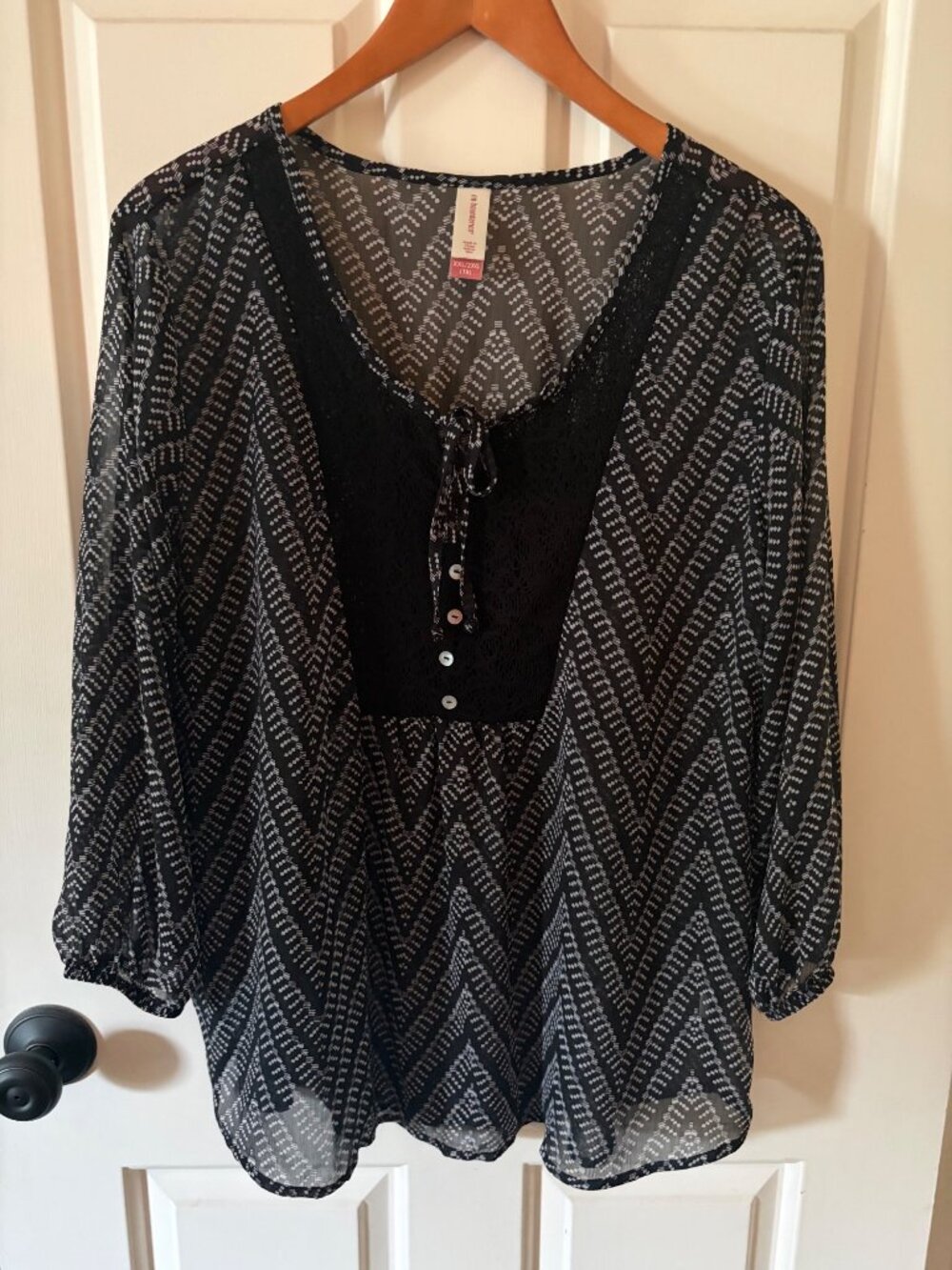 Women's No Boundaries Chevron Tunic Size 2X Lace and Tie-front Neckline - Picture 2 of 8